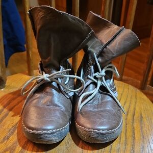 bernie mev. Brown Suede Ankle Boots